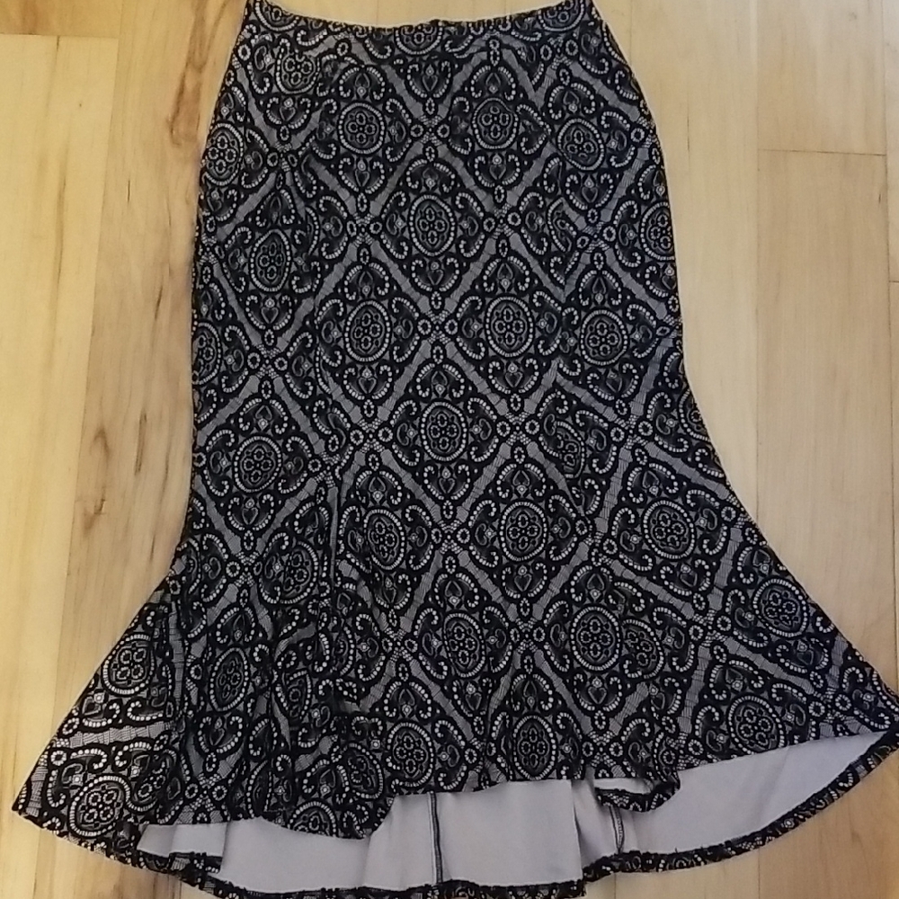 VENUS Black and Cream Midi Skirt